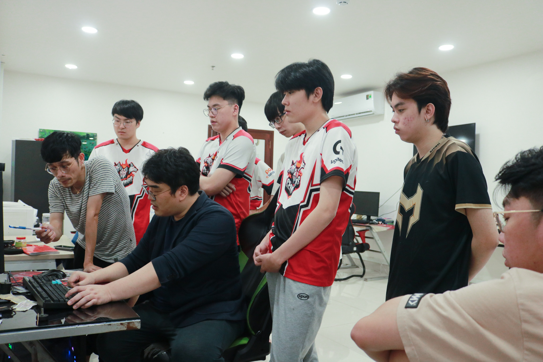 Thử việc tại các đội tuyển và Học viện Esports